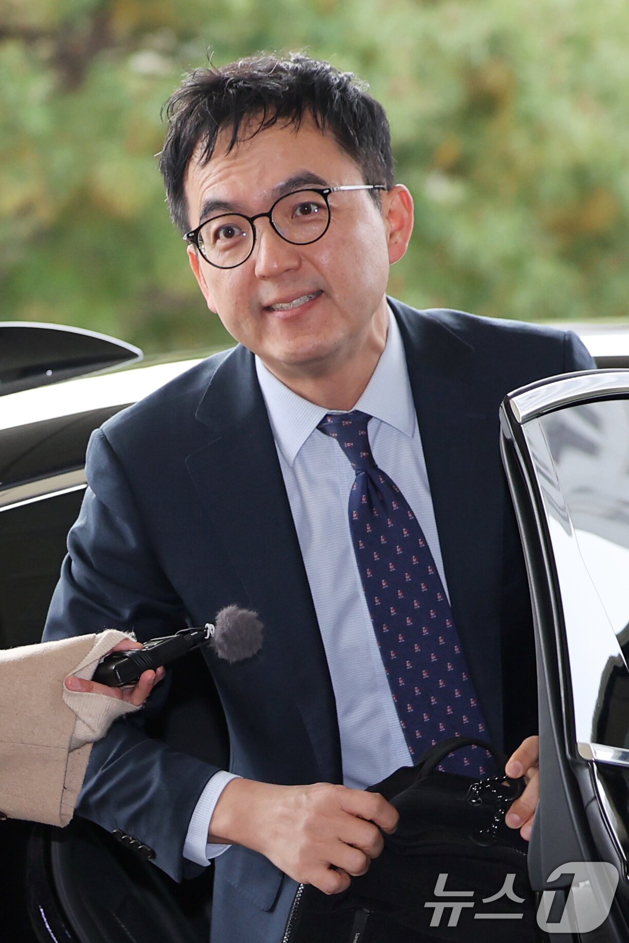 본문 이미지 - 구자현 신임 검찰총장 직무대행이 17일 오전 서울 서초구 대검찰청으로 출근하고 있다. 2025.11.17/뉴스1 ⓒ News1 황기선 기자