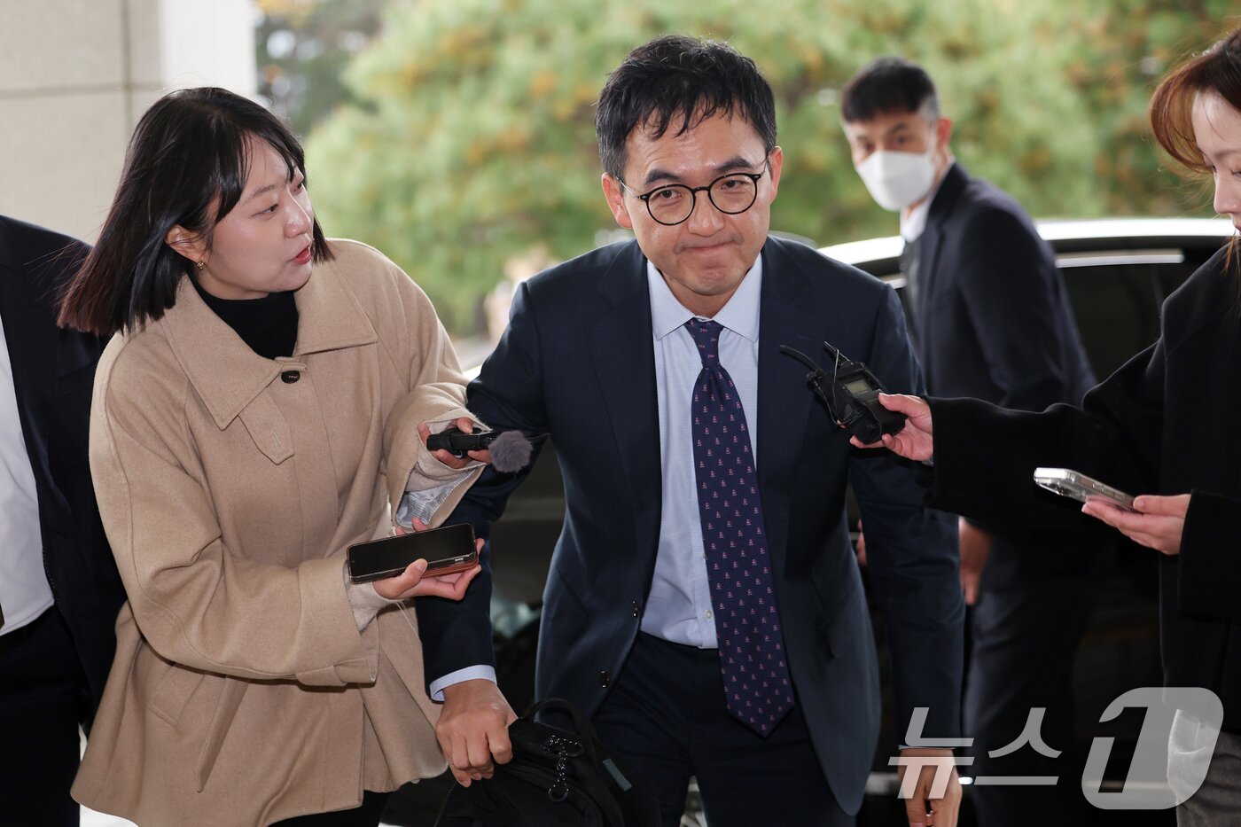 본문 이미지 - 구자현 신임 검찰총장 직무대행이 17일 오전 서울 서초구 대검찰청으로 출근하고 있다. 2025.11.17/뉴스1 ⓒ News1 황기선 기자