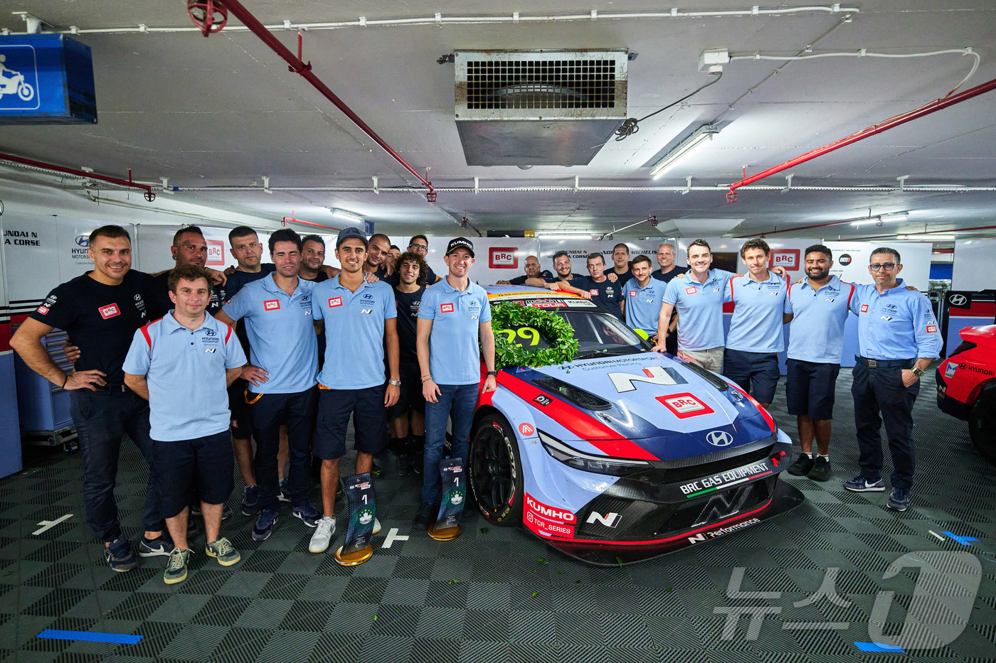 (서울=뉴스1) = 현대자동차는 '더 뉴 아반떼 N TCR'이 13일부터 16일(현지시각)까지 마카오 '기아 서킷'에서 개최된 ‘2025 TCR 월드투어’ 최종 대회에서 우승과 준 …