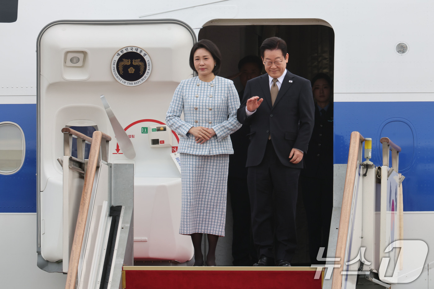 (성남=뉴스1) 이광호 기자 = 이재명 대통령과 김혜경 여사가 17일 오전 주요 20개국(G20) 정상회의 참석을 계기로 아프리카와 중동 등 4개국 순방을 위해 경기 성남 서울공항 …