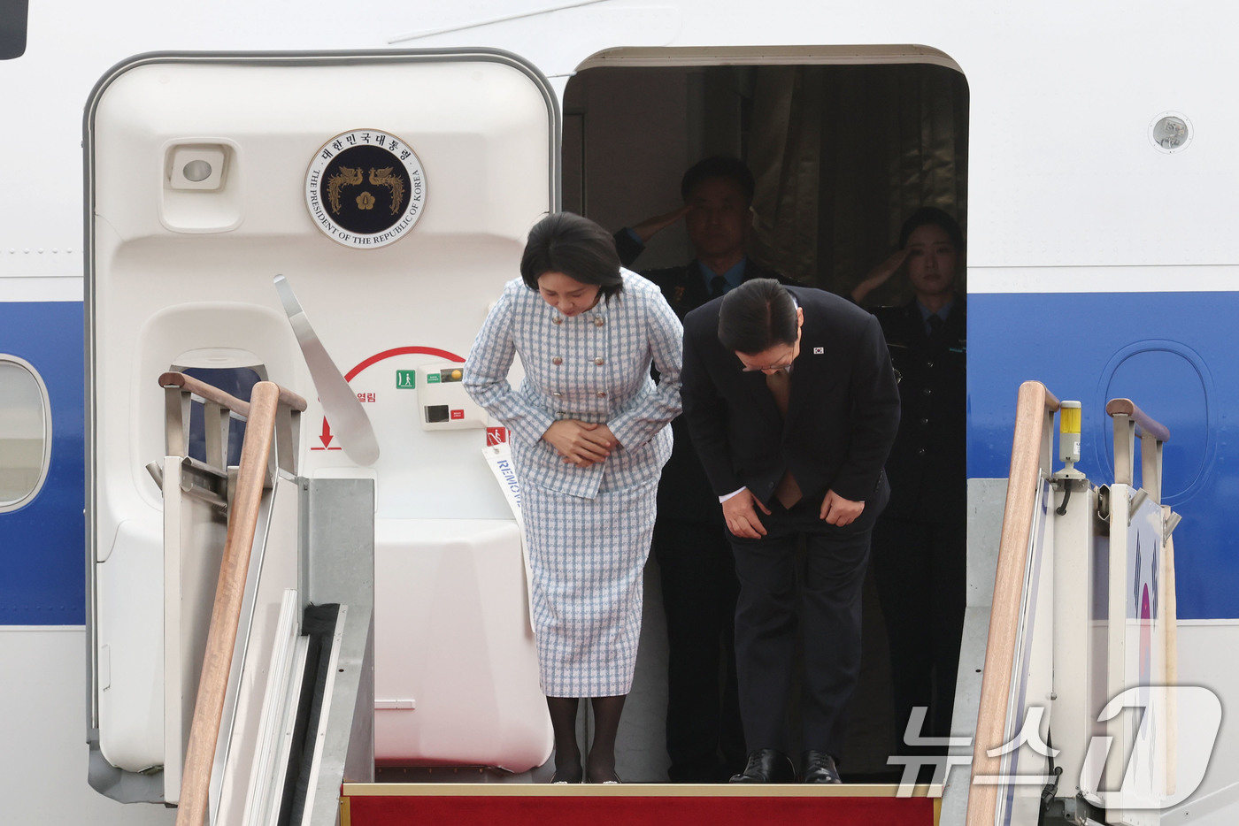 (성남=뉴스1) 이광호 기자 = 이재명 대통령과 김혜경 여사가 17일 오전 주요 20개국(G20) 정상회의 참석을 계기로 아프리카와 중동 등 4개국 순방을 위해 경기 성남 서울공항 …