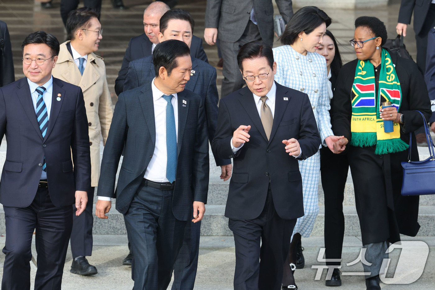 (성남=뉴스1) 이광호 기자 = 이재명 대통령이 17일 오전 주요 20개국(G20) 정상회의 참석을 계기로 아프리카와 중동 등 4개국 순방을 위해 경기 성남 서울공항에 도착, 정청 …