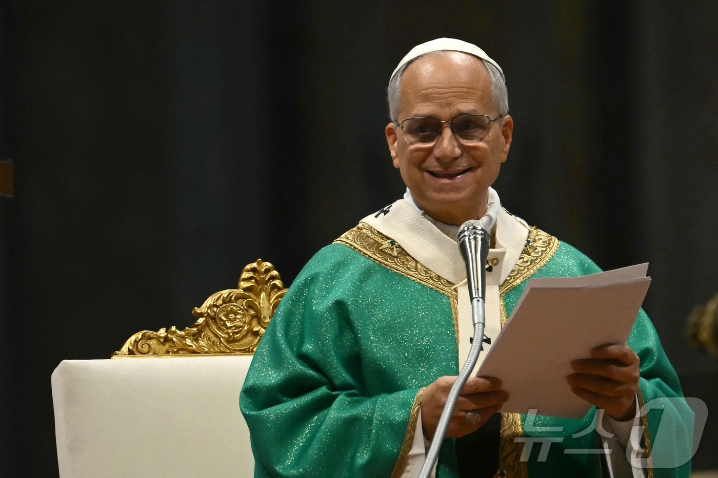 (바티칸 AFP=뉴스1) 윤다정 기자 = 레오 14세 교황이 16일(현지시간) 바티칸 성 베드로 대성당에서 '가난한 이들의 희년' 미사를 집전하고 있다.ⓒ AFP=뉴스1