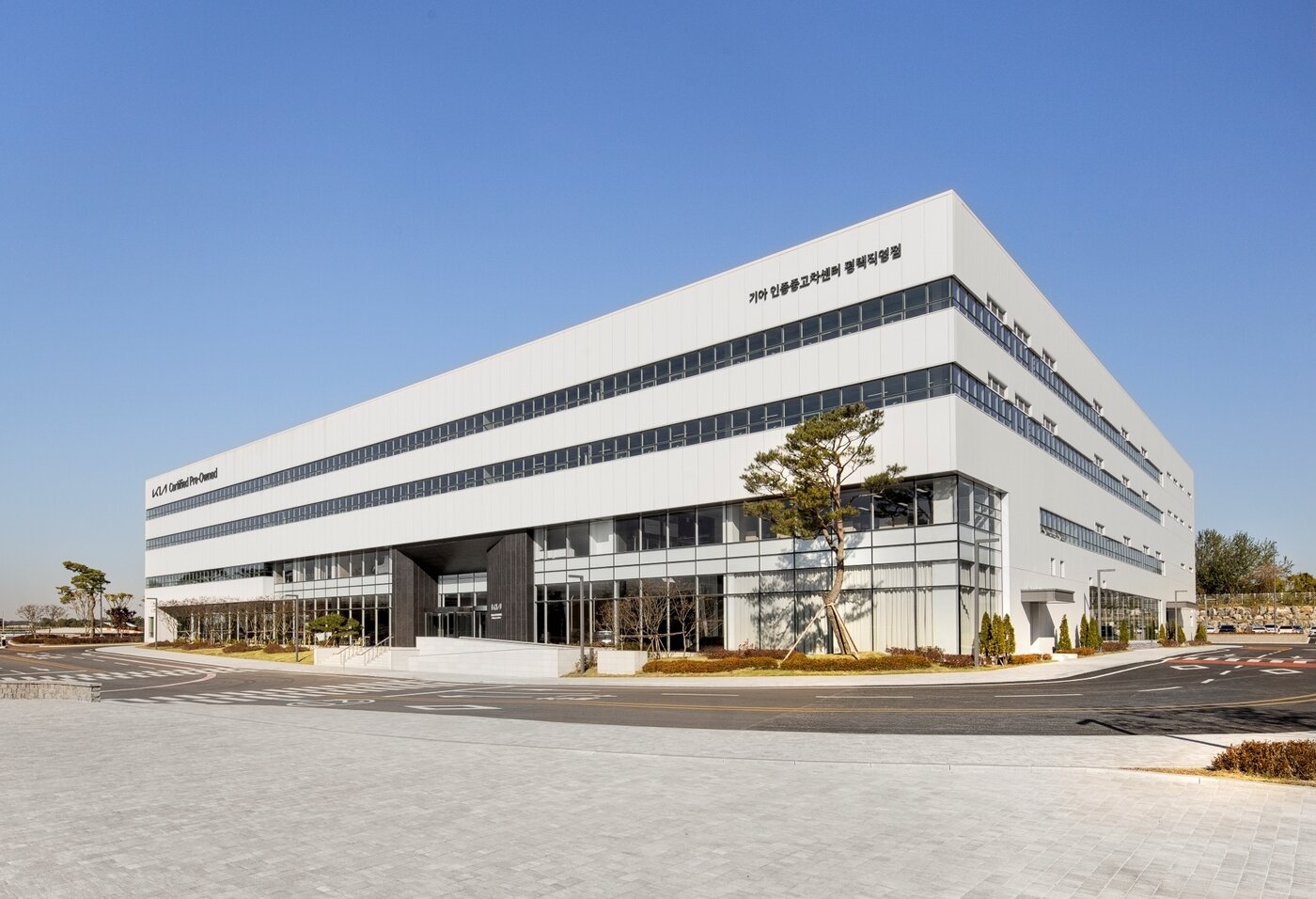 본문 이미지 - 기아 인증중고차 센터 평택 직영점 및 PBV 익스피리언스 센터 외부 전경&#40;기아 제공&#41;. 2025.11.17.