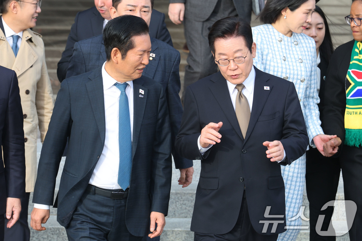 (성남=뉴스1) 이광호 기자 = 이재명 대통령이 17일 오전 주요 20개국(G20) 정상회의 참석을 계기로 아프리카와 중동 등 4개국 순방을 위해 경기 성남 서울공항에 도착, 정청 …