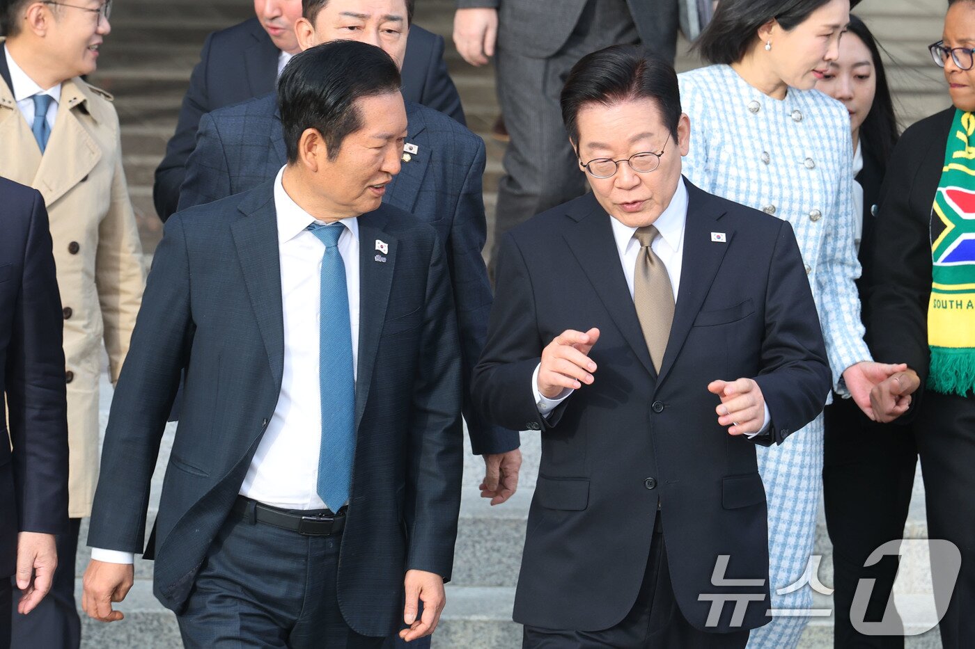 본문 이미지 - 이재명 대통령이 17일 오전 주요 20개국(G20) 정상회의 참석을 계기로 아프리카와 중동 등 4개국 순방을 위해 경기 성남 서울공항에 도착, 정청래 더불어민주당 대표와 대화하며 공군1호기로 이동하고 있다. 2025.11.17/뉴스1 ⓒ News1 이광호 기자