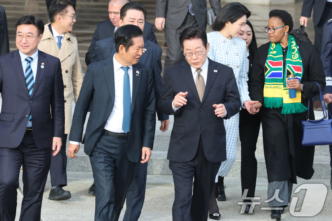 (성남=뉴스1) 이광호 기자 = 이재명 대통령이 17일 오전 주요 20개국(G20) 정상회의 참석을 계기로 아프리카와 중동 등 4개국 순방을 위해 경기 성남 서울공항에 도착, 정청 …