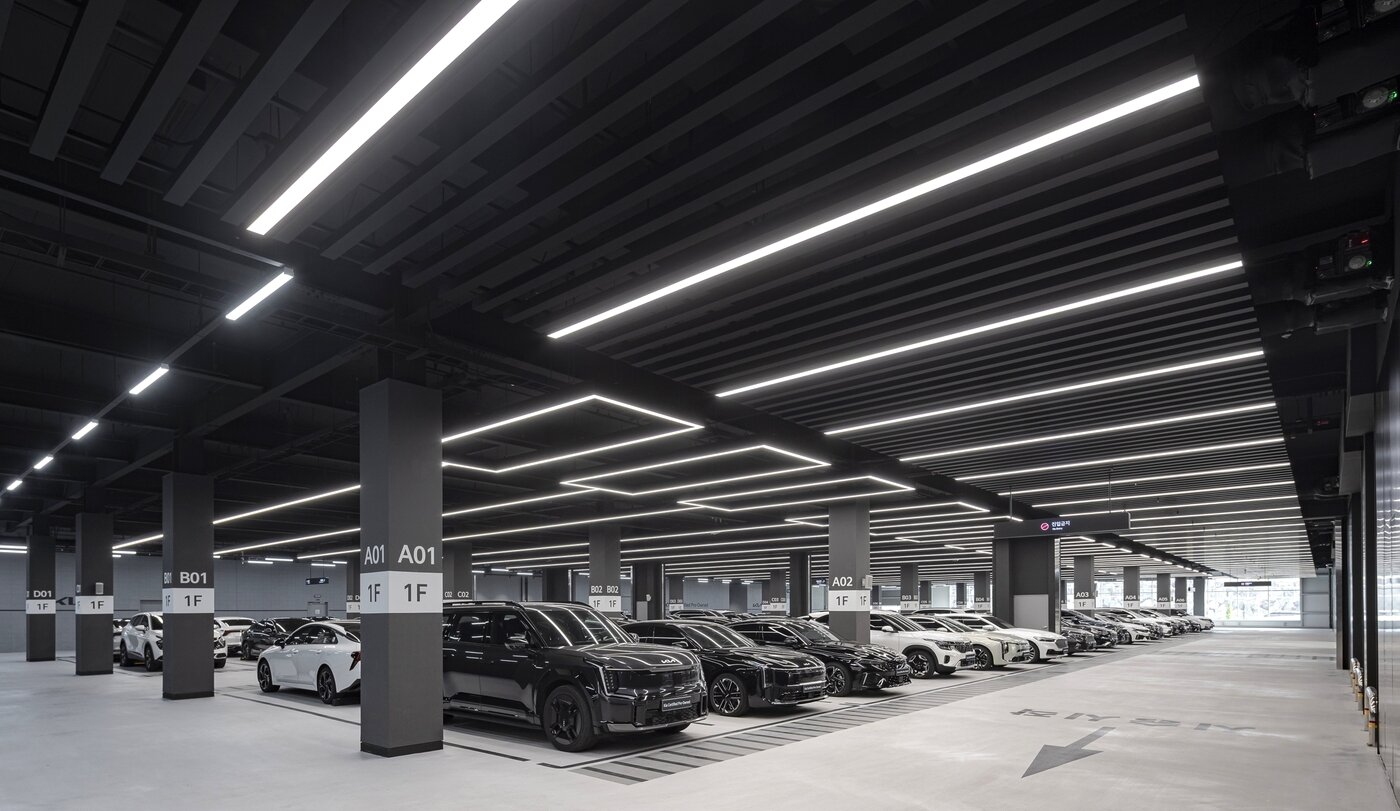 본문 이미지 - 기아 인증 중고차 센터 평택 직영점의 차량 적치 공간&#40;기아 제공&#41;. 2025.11.17.