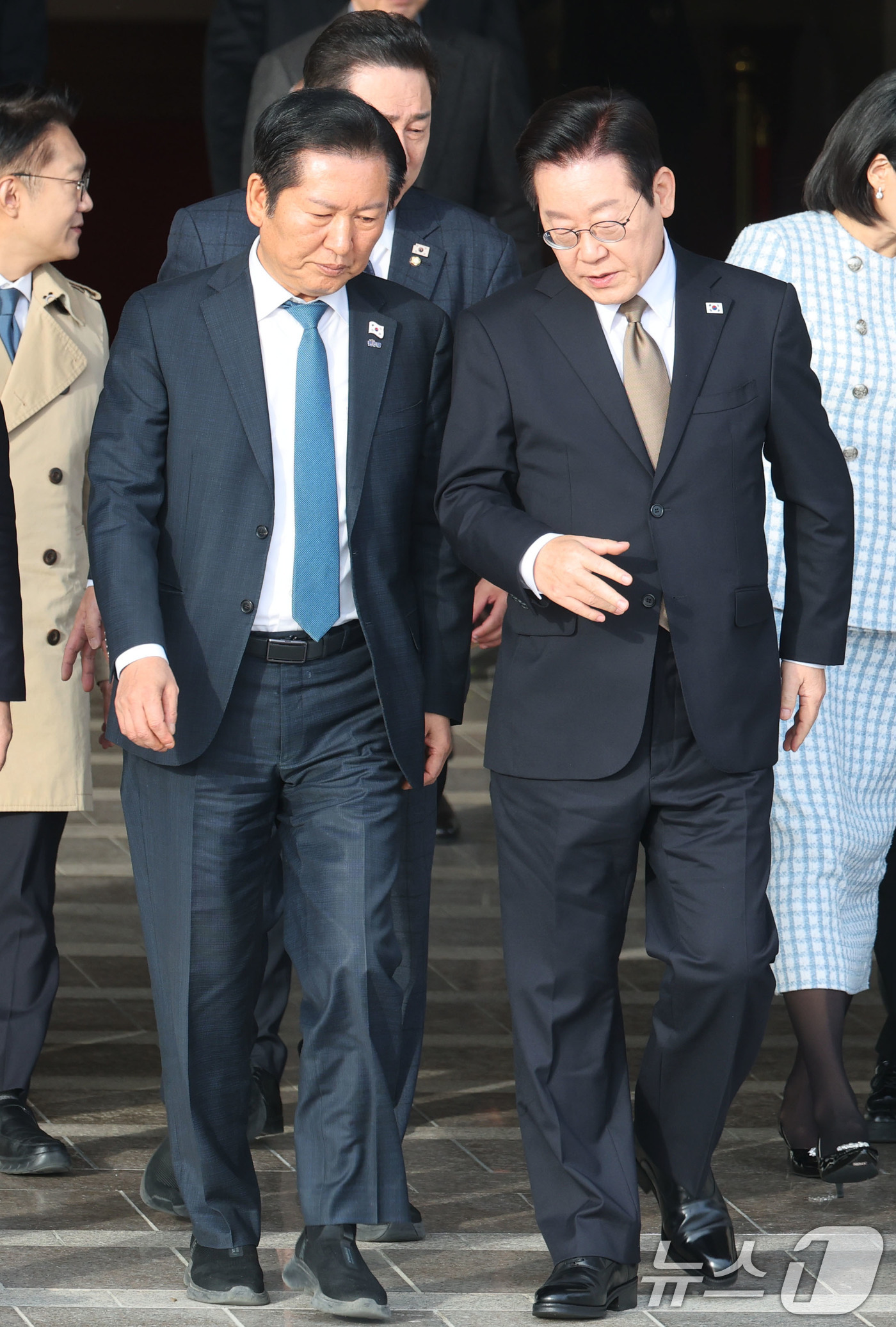 (성남=뉴스1) 이광호 기자 = 이재명 대통령이 17일 오전 주요 20개국(G20) 정상회의 참석을 계기로 아프리카와 중동 등 4개국 순방을 위해 경기 성남 서울공항에 도착, 정청 …