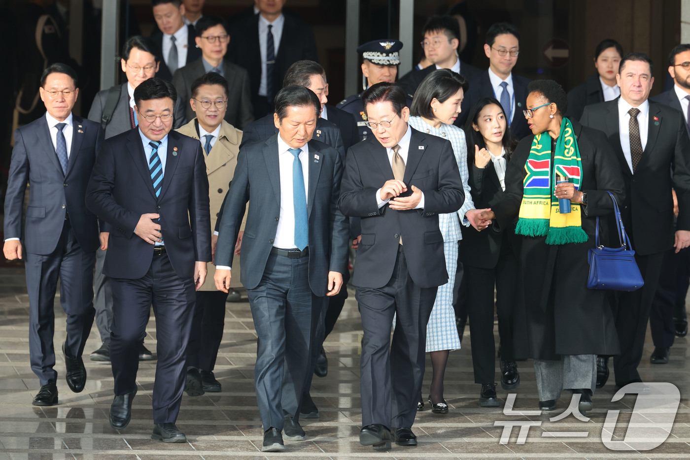 (성남=뉴스1) 이광호 기자 = 이재명 대통령이 17일 오전 주요 20개국(G20) 정상회의 참석을 계기로 아프리카와 중동 등 4개국 순방을 위해 경기 성남 서울공항에 도착, 정청 …