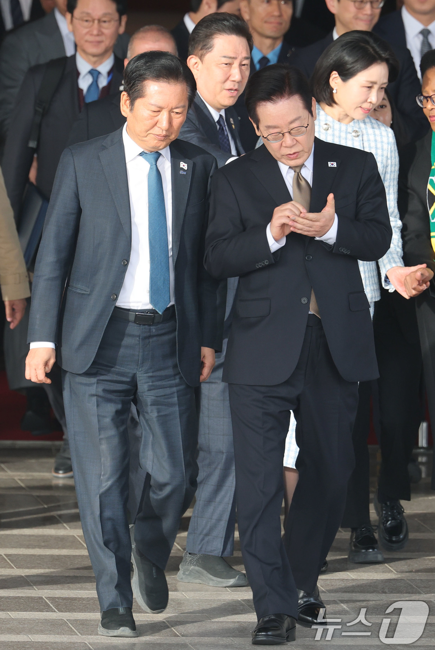 (성남=뉴스1) 이광호 기자 = 이재명 대통령이 17일 오전 주요 20개국(G20) 정상회의 참석을 계기로 아프리카와 중동 등 4개국 순방을 위해 경기 성남 서울공항에 도착, 정청 …