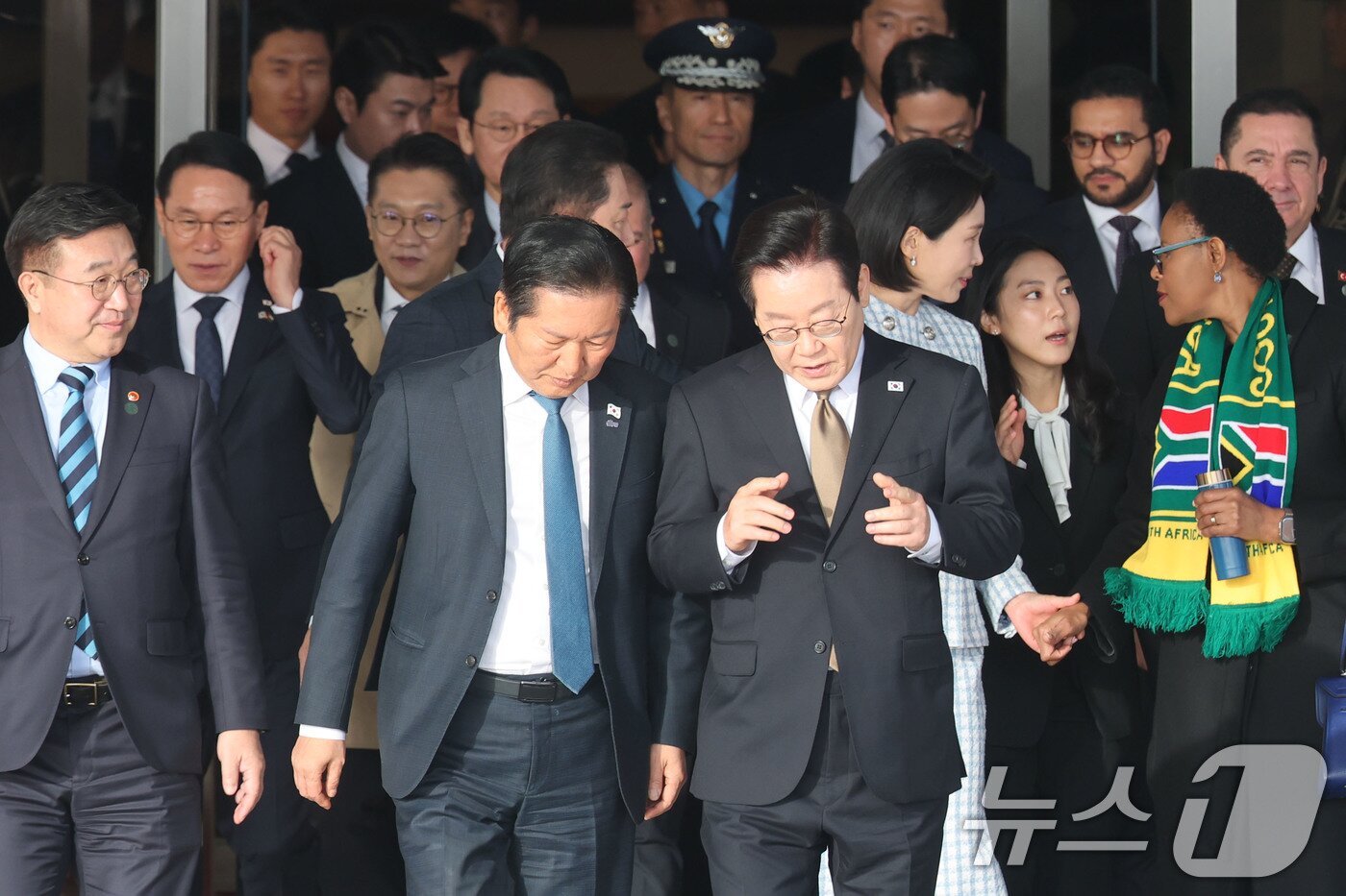 본문 이미지 - 이재명 대통령이 17일 오전 주요 20개국(G20) 정상회의 참석을 계기로 아프리카와 중동 등 4개국 순방을 위해 경기 성남 서울공항에 도착, 정청래 더불어민주당 대표와 대화하며 공군1호기로 이동하고 있다. 2025.11.17/뉴스1 ⓒ News1 이광호 기자
