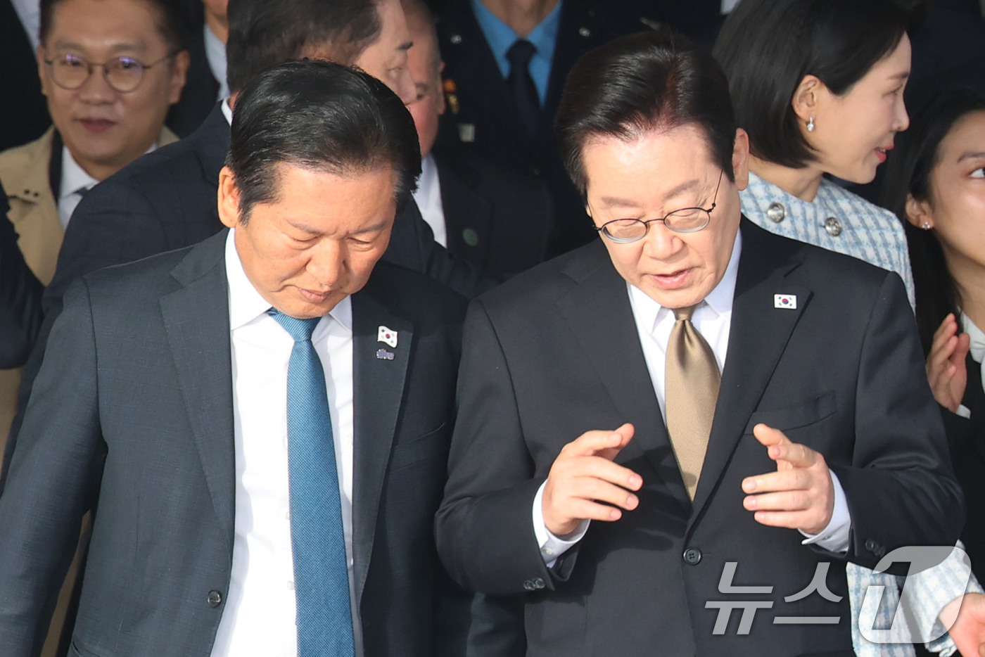 (성남=뉴스1) 이광호 기자 = 이재명 대통령이 17일 오전 주요 20개국(G20) 정상회의 참석을 계기로 아프리카와 중동 등 4개국 순방을 위해 경기 성남 서울공항에 도착, 정청 …