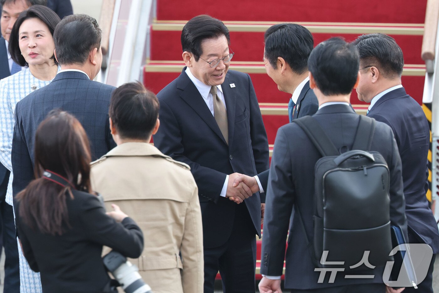 본문 이미지 - 이재명 대통령이 17일 오전 주요 20개국(G20) 정상회의 참석을 계기로 아프리카와 중동 등 4개국 순방을 위해 경기 성남 서울공항에서 출국하기 전 정청래 더불어민주당 대표와 악수하고 있다. 2025.11.17/뉴스1 ⓒ News1 이광호 기자