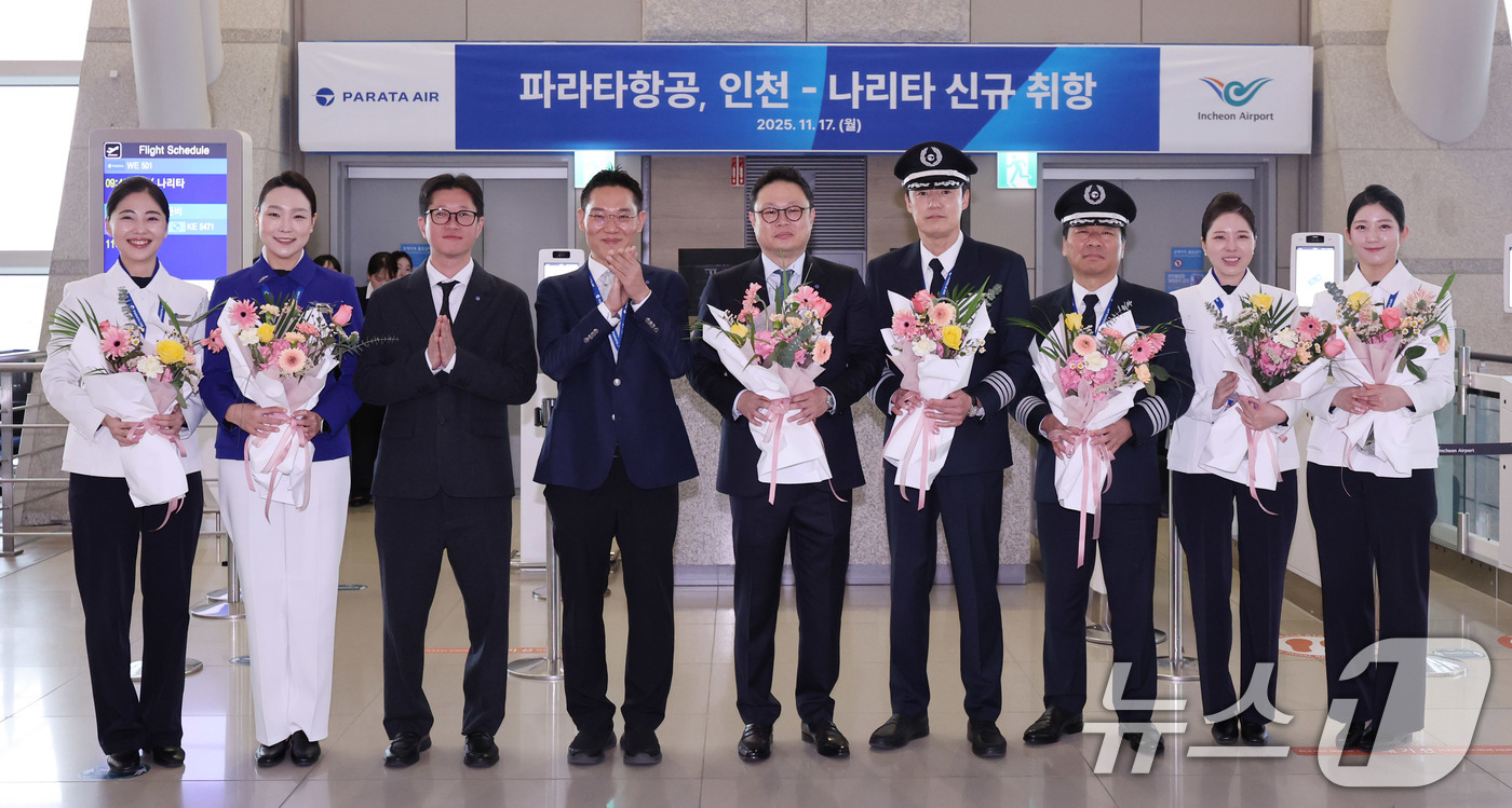 (인천공항=뉴스1) 박지혜 기자 = 윤철민 파라타항공 대표이사(가운데)가 17일 인천국제공항 1터미널에서 열린 인천-나리타 신규 취항식에서 임직원들과 기념 촬영을 하고 있다.파라타 …