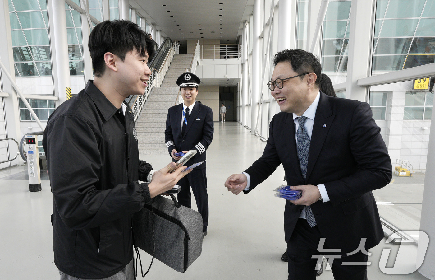 (인천공항=뉴스1) 박지혜 기자 = 윤철민 파라타항공 대표이사가 17일 인천국제공항 1터미널에서 인천–나리타 첫 취항편 탑승객에게 기념품을 전달하고 있다.파라타항공은 이날 인천-나 …