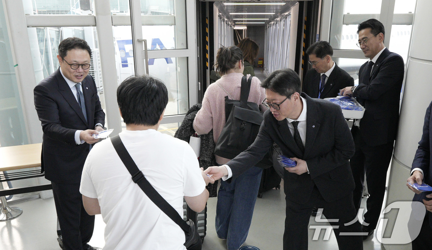 (인천공항=뉴스1) 박지혜 기자 = 윤철민 파라타항공 대표이사(왼쪽)가 17일 인천국제공항 1터미널에서 첫 취항한 인천-니리나 노선에 탑승한 승객에게 기념품을 전달하고 있다.파라타 …