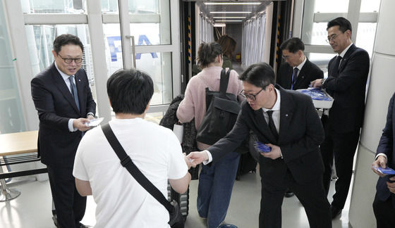 파라타항공, 국제선 탑승객에게 기념품 전달