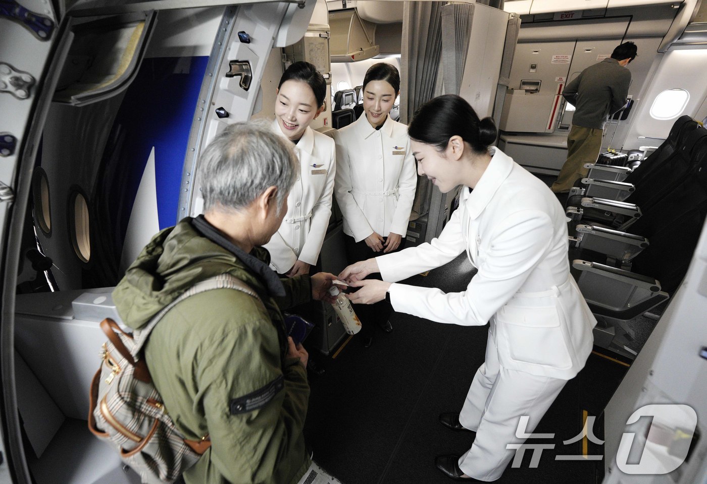 (인천공항=뉴스1) 박지혜 기자 = 17일 인천국제공항 1터미널에서 첫 취항한 파라타항공 인천-니리나 노선에 승객들이 탑승하고 있다.파라타항공은 이날 인천-나리타 노선을 시작으로 …