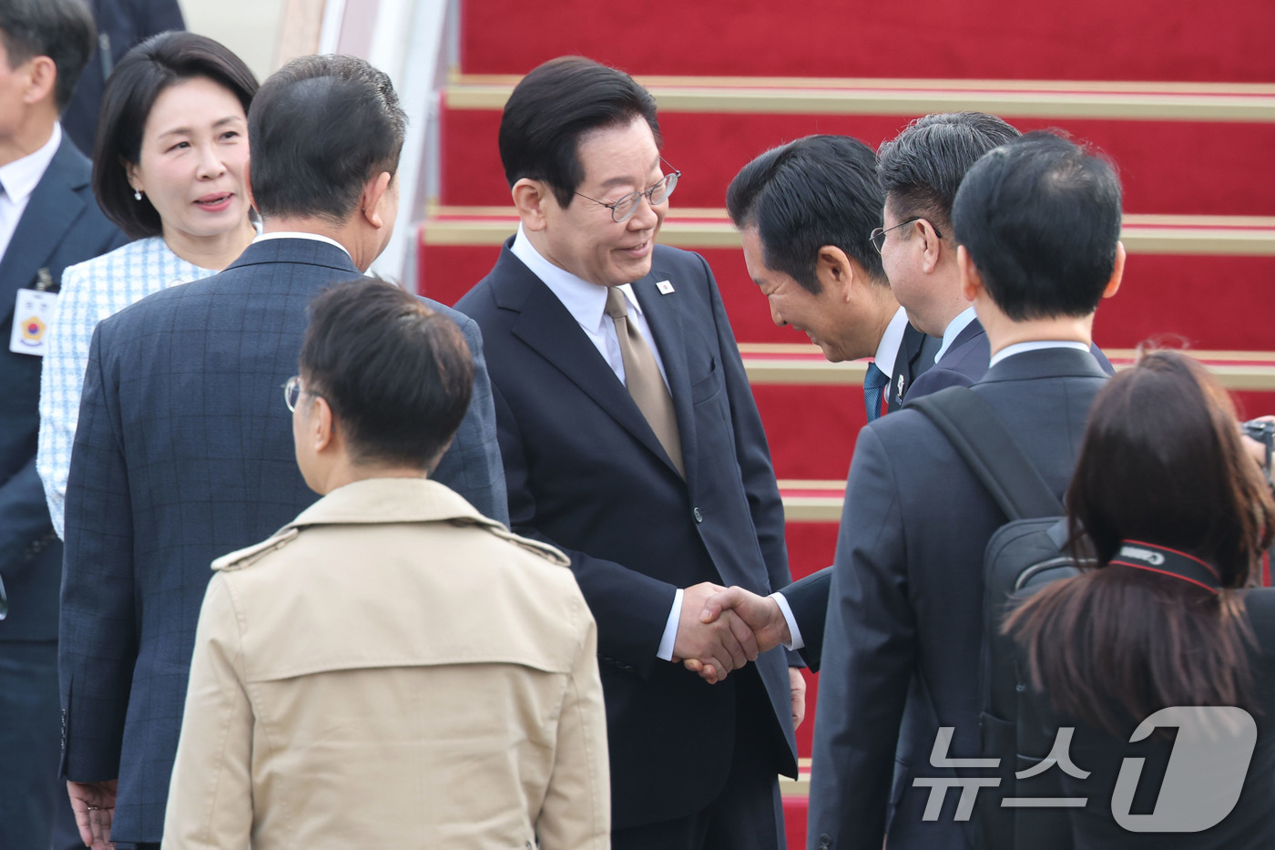 (성남=뉴스1) 이광호 기자 = 이재명 대통령이 17일 오전 주요 20개국(G20) 정상회의 참석을 계기로 아프리카와 중동 등 4개국 순방을 위해 경기 성남 서울공항에서 출국하기 …