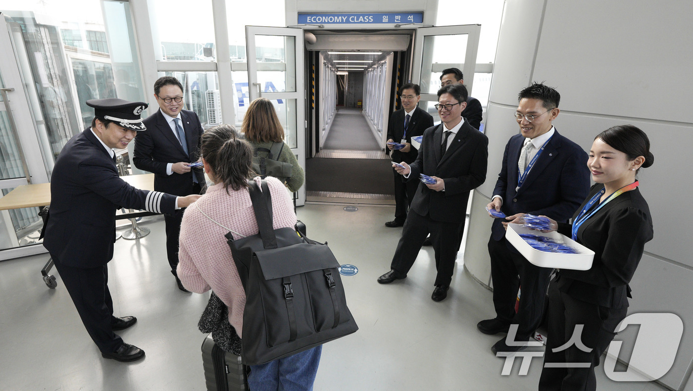 (인천공항=뉴스1) 박지혜 기자 = 윤철민 파라타항공 대표이사를 비롯한 임직원들이 17일 인천국제공항 1터미널에서 인천–나리타 첫 취항편 탑승객에게 기념품을 전달하고 있다.파라타항 …