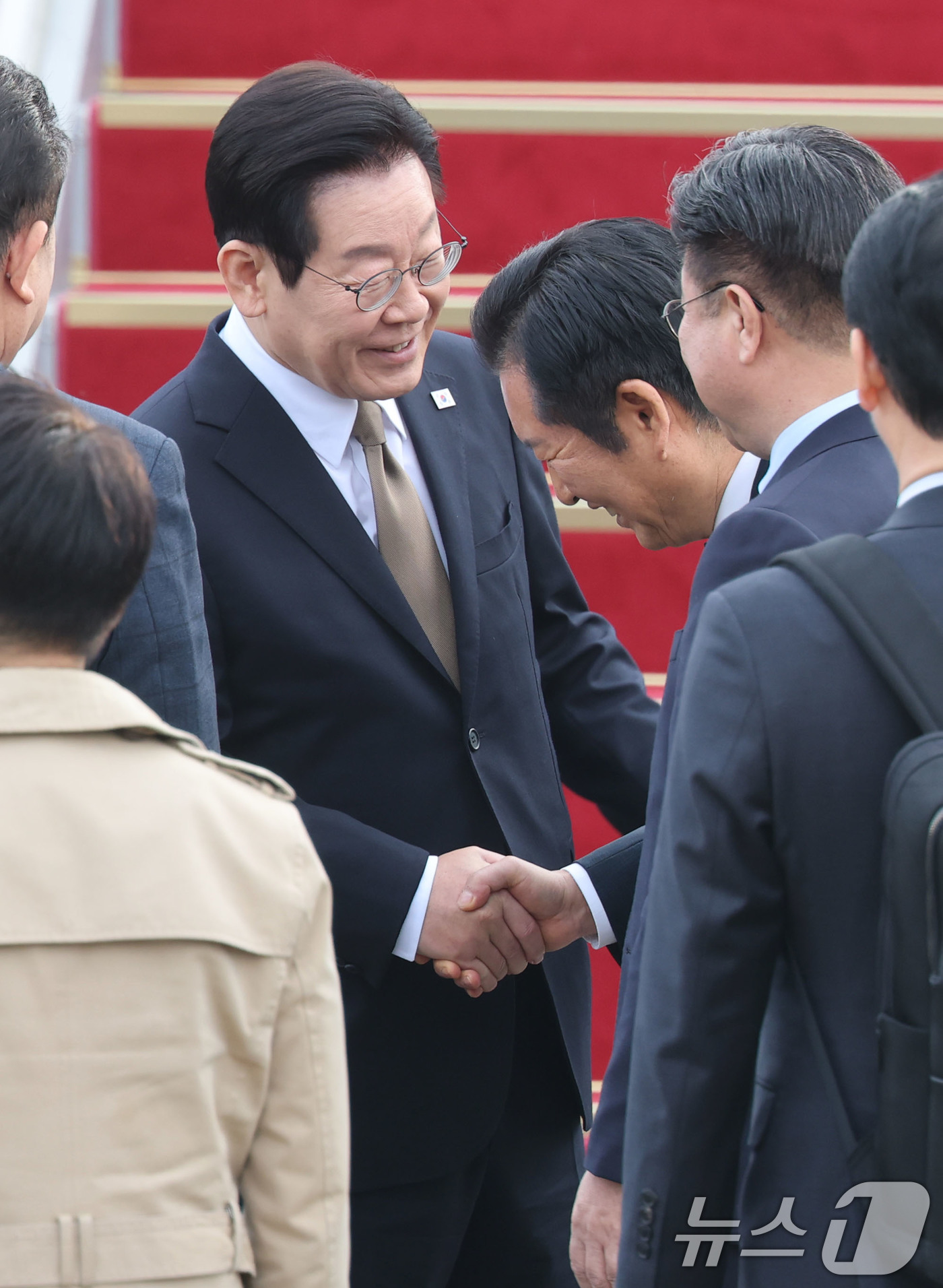 (성남=뉴스1) 이광호 기자 = 이재명 대통령이 17일 오전 주요 20개국(G20) 정상회의 참석을 계기로 아프리카와 중동 등 4개국 순방을 위해 경기 성남 서울공항에서 출국하기 …