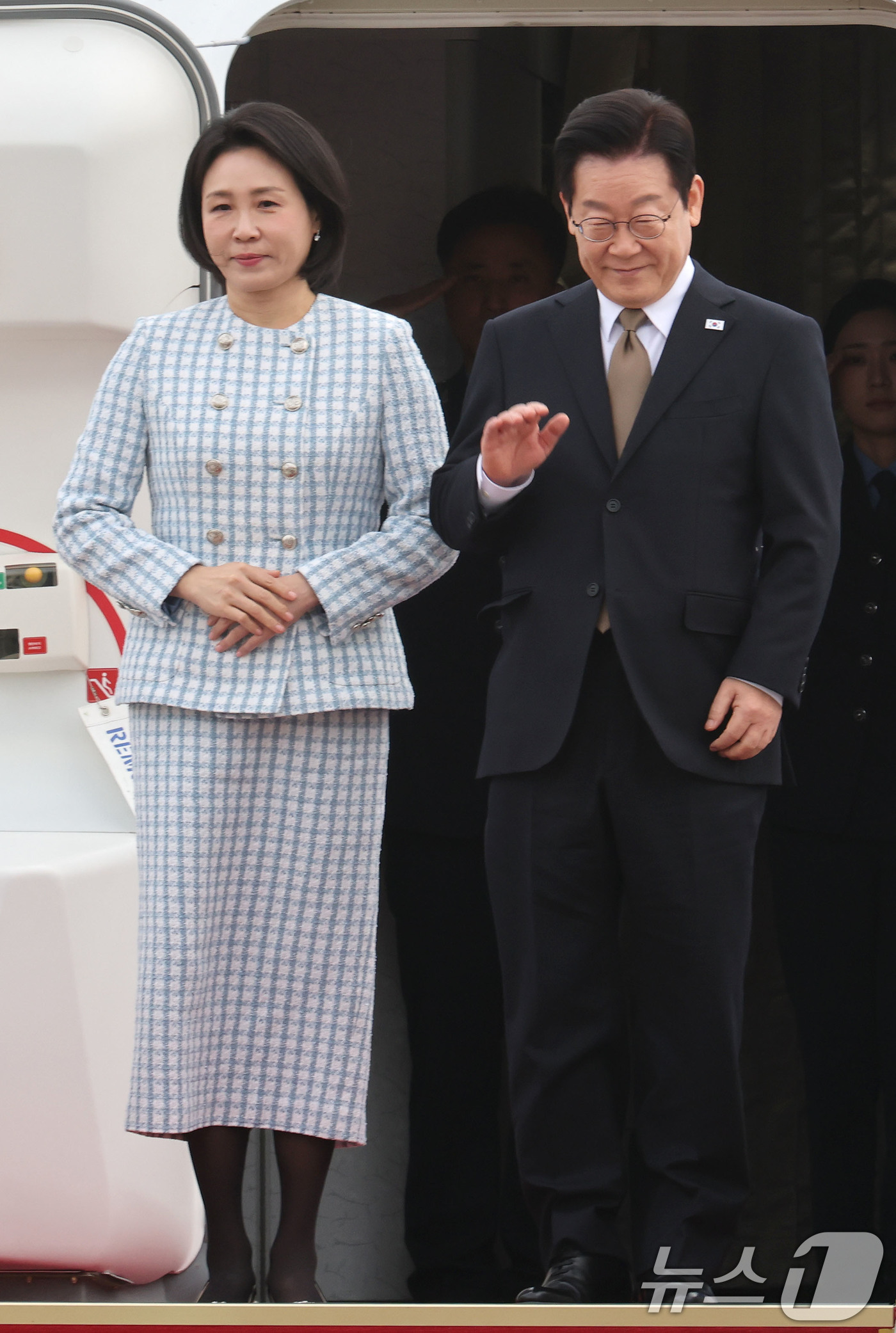 (성남=뉴스1) 이광호 기자 = 이재명 대통령과 김혜경 여사가 17일 오전 주요 20개국(G20) 정상회의 참석을 계기로 아프리카와 중동 등 4개국 순방을 위해 경기 성남 서울공항 …