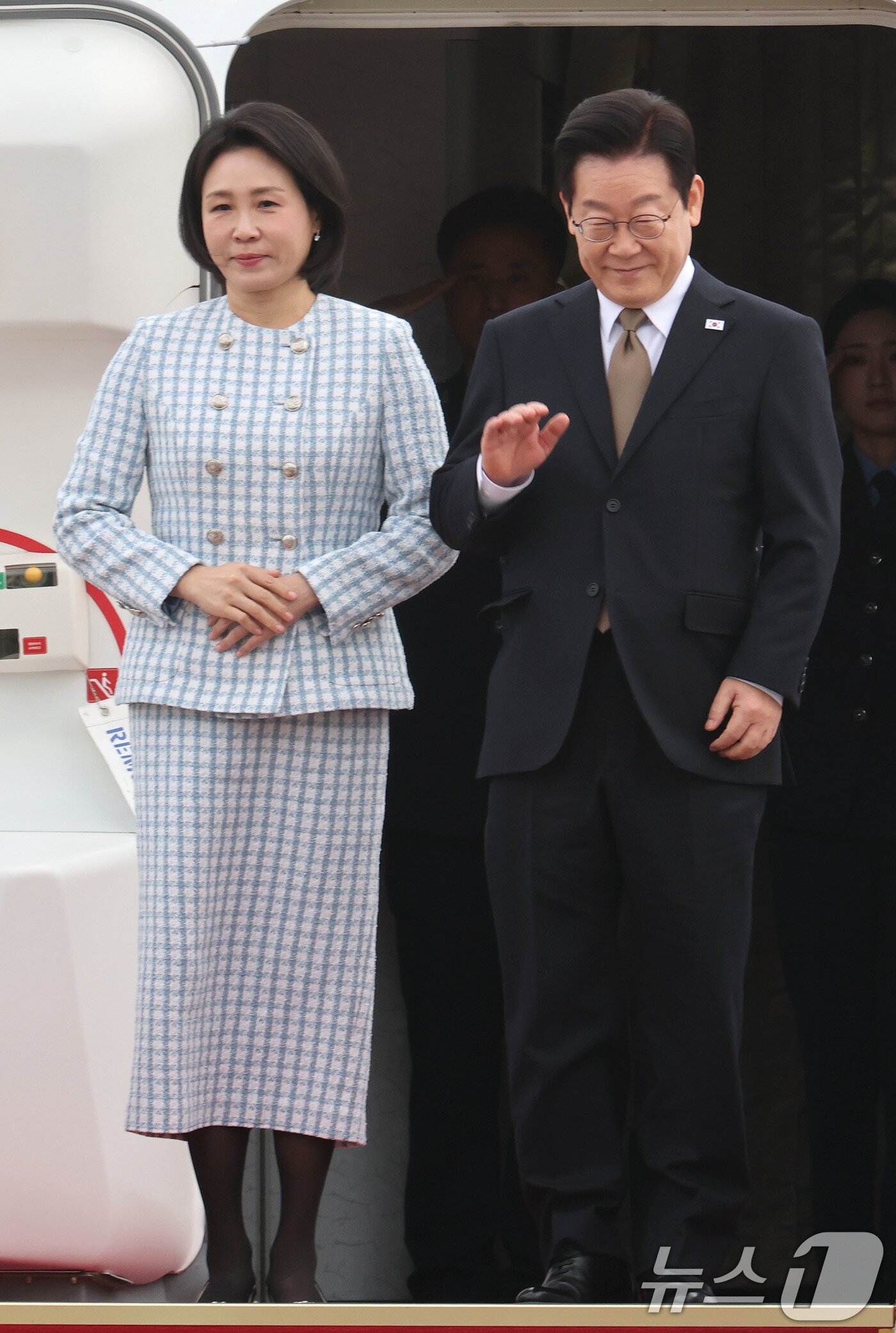 본문 이미지 - 이재명 대통령과 김혜경 여사가 17일 오전 주요 20개국(G20) 정상회의 참석을 계기로 아프리카와 중동 등 4개국 순방을 위해 경기 성남 서울공항을 통해 출국하며 인사하고 있다. 2025.11.17/뉴스1 ⓒ News1 이광호 기자