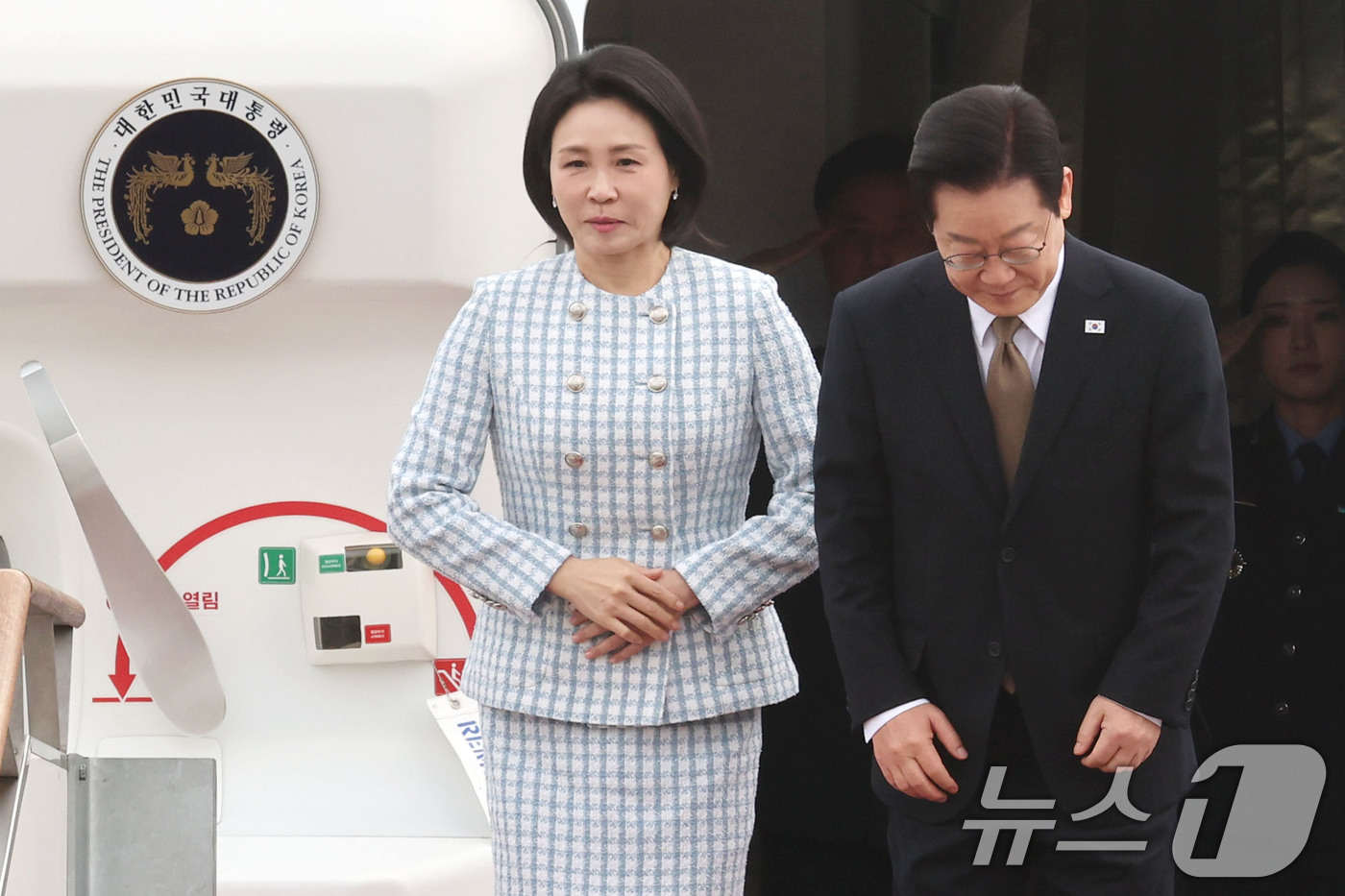 (성남=뉴스1) 이광호 기자 = 이재명 대통령과 김혜경 여사가 17일 오전 주요 20개국(G20) 정상회의 참석을 계기로 아프리카와 중동 등 4개국 순방을 위해 경기 성남 서울공항 …