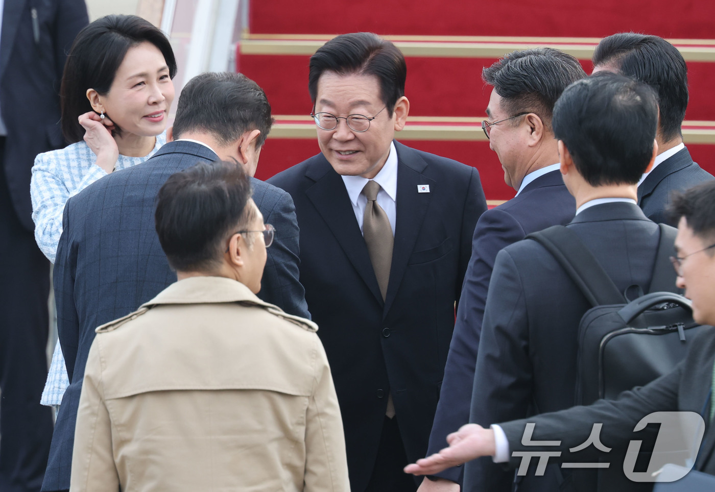 (성남=뉴스1) 이광호 기자 = 이재명 대통령이 17일 오전 주요 20개국(G20) 정상회의 참석을 계기로 아프리카와 중동 등 4개국 순방을 위해 경기 성남 서울공항에서 출국하기 …