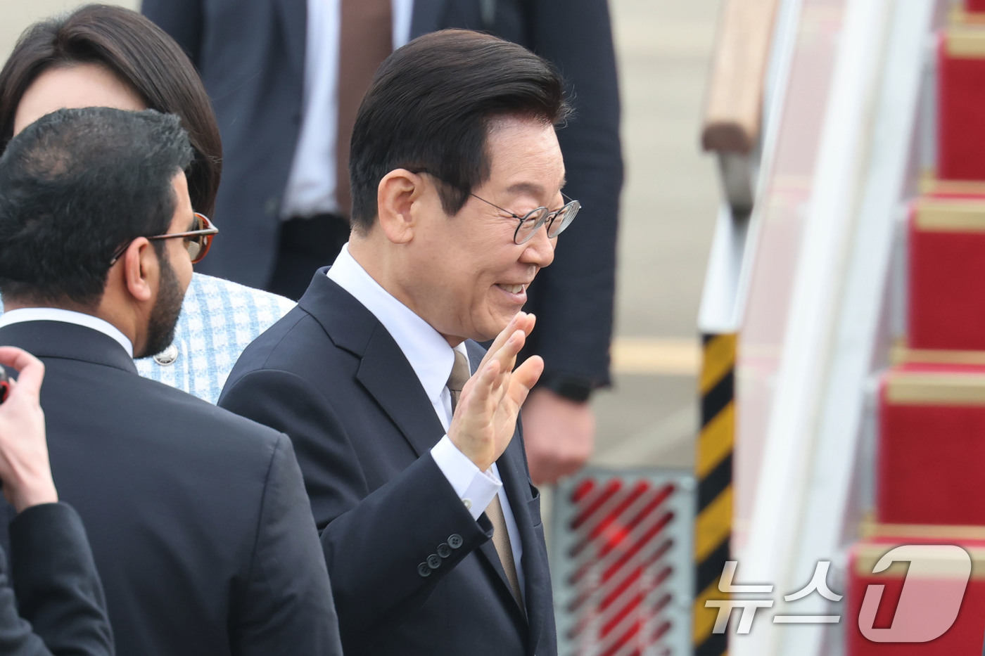 (성남=뉴스1) 이광호 기자 = 이재명 대통령이 17일 오전 주요 20개국(G20) 정상회의 참석을 계기로 아프리카와 중동 등 4개국 순방을 위해 경기 성남 서울공항에서 출국하기 …