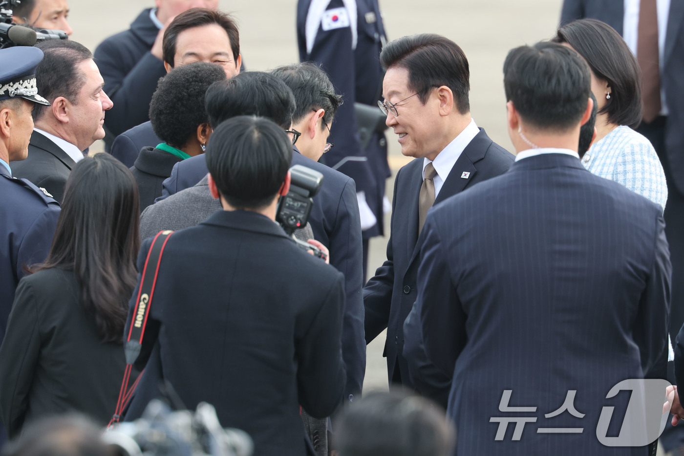 (성남=뉴스1) 이광호 기자 = 이재명 대통령이 17일 오전 주요 20개국(G20) 정상회의 참석을 계기로 아프리카와 중동 등 4개국 순방을 위해 경기 성남 서울공항에서 출국하기 …