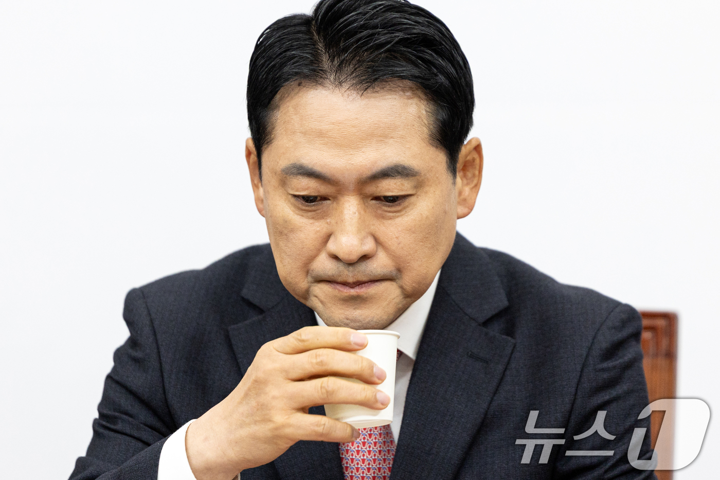 (서울=뉴스1) 이승배 기자 = 장동혁 국민의힘 대표가 17일 서울 여의도 국회에서 열린 최고위원회의에서 물을 마시고 있다. 2025.11.17/뉴스1