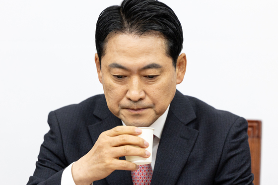 물 마시는 장동혁 대표