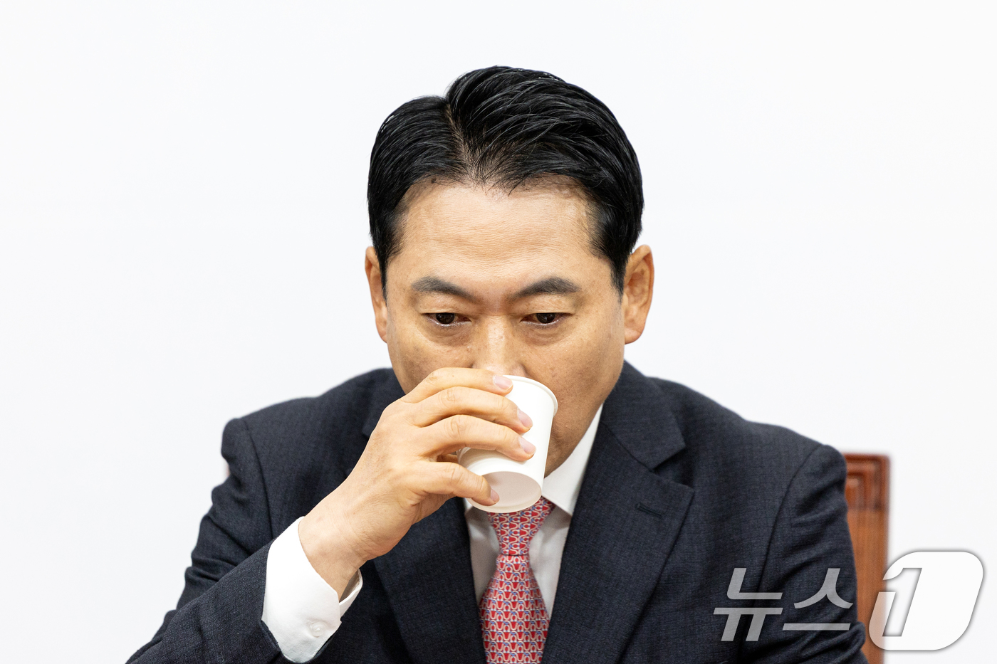 (서울=뉴스1) 이승배 기자 = 장동혁 국민의힘 대표가 17일 서울 여의도 국회에서 열린 최고위원회의에서 목을 축이고 있다. 2025.11.17/뉴스1