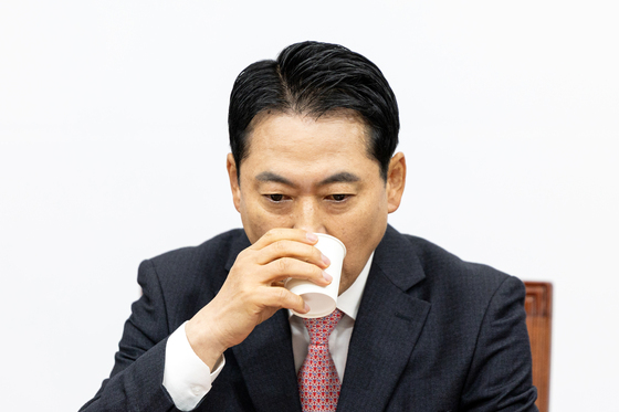 목 축이는 장동혁 대표