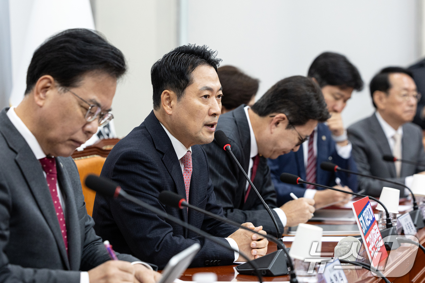 (서울=뉴스1) 이승배 기자 = 장동혁 국민의힘 대표가 17일 서울 여의도 국회에서 열린 최고위원회의에서 모두발언하고 있다. 2025.11.17/뉴스1