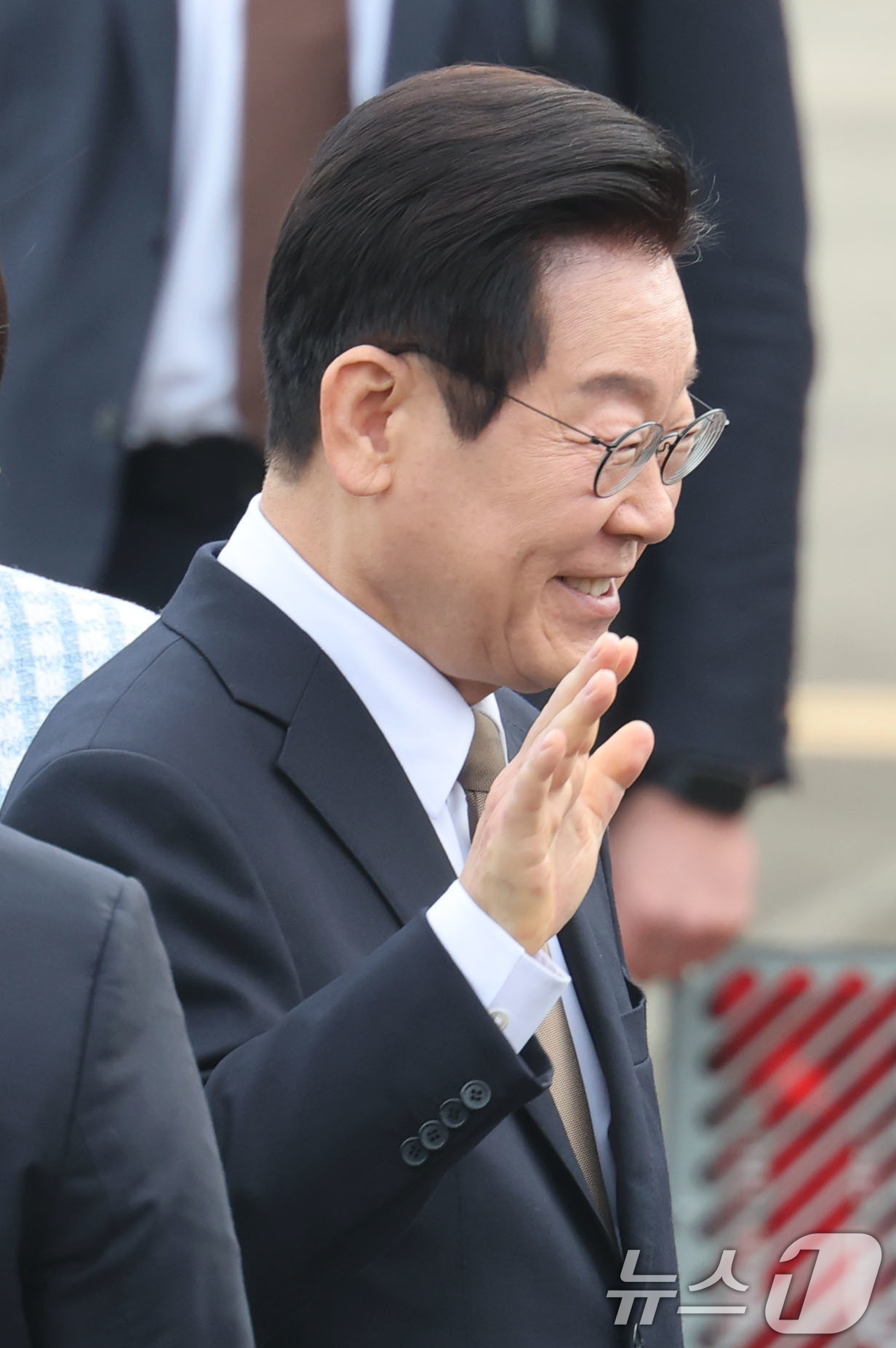 (성남=뉴스1) 이광호 기자 = 이재명 대통령이 17일 오전 주요 20개국(G20) 정상회의 참석을 계기로 아프리카와 중동 등 4개국 순방을 위해 경기 성남 서울공항에서 출국하기 …