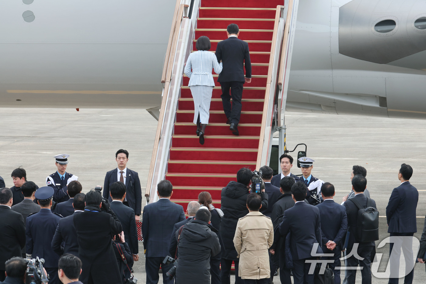 (성남=뉴스1) 이광호 기자 = 이재명 대통령과 김혜경 여사가 17일 오전 주요 20개국(G20) 정상회의 참석을 계기로 아프리카와 중동 등 4개국 순방을 위해 경기 성남 서울공항 …