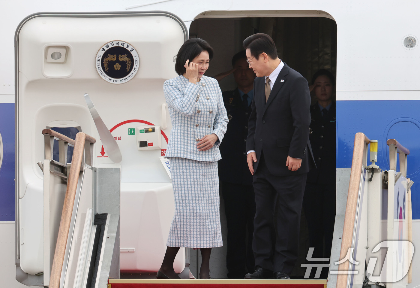 (성남=뉴스1) 이광호 기자 = 이재명 대통령과 김혜경 여사가 17일 오전 주요 20개국(G20) 정상회의 참석을 계기로 아프리카와 중동 등 4개국 순방을 위해 경기 성남 서울공항 …