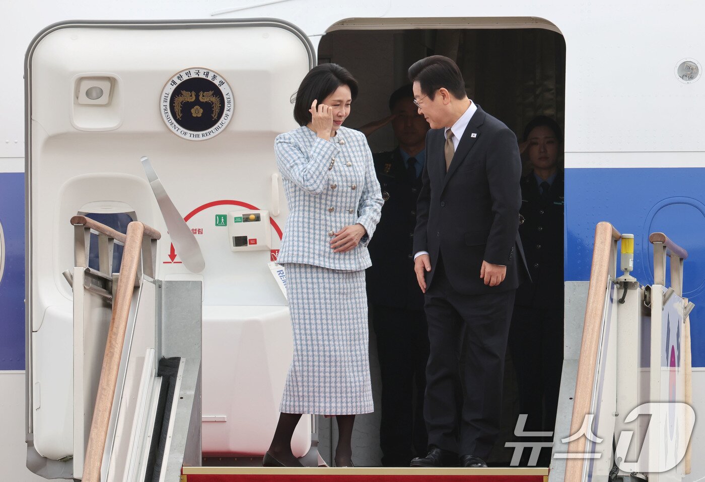 본문 이미지 - 이재명 대통령과 김혜경 여사가 17일 오전 주요 20개국(G20) 정상회의 참석을 계기로 아프리카와 중동 등 4개국 순방을 위해 경기 성남 서울공항에서 공군1호기에 오르고 있다. 2025.11.17/뉴스1 ⓒ News1 이광호 기자