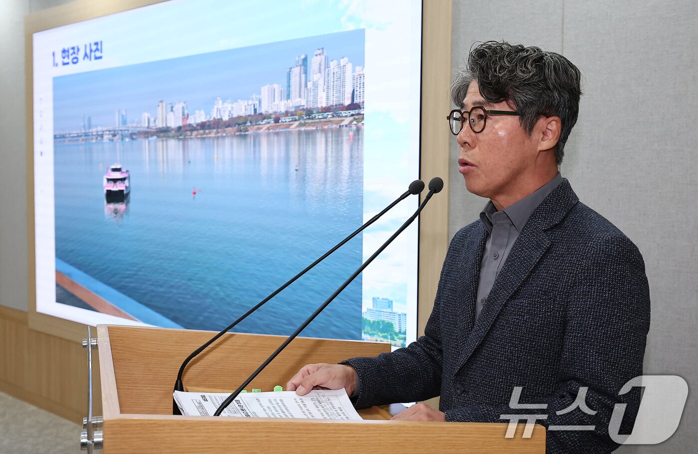 본문 이미지 - 김선직 한강버스 대표가 17일 서울 중구 서울시청 브리핑룸에서 한강버스 멈춤사고 관련 브리핑을 하고 있다.  2025.11.17/뉴스1 ⓒ News1 김성진 기자