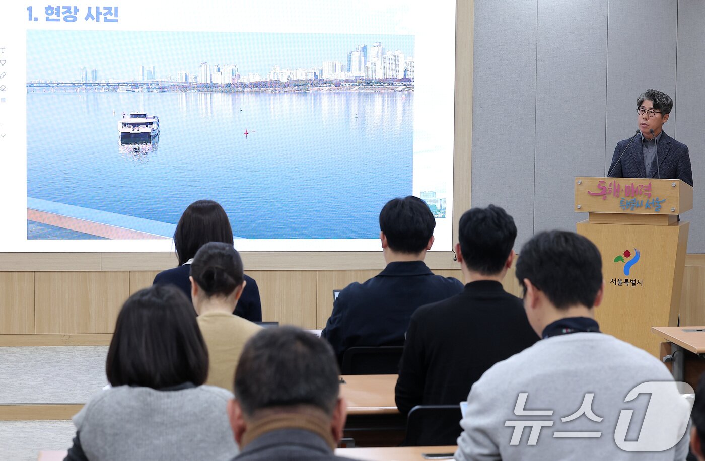 본문 이미지 - 김선직 한강버스 대표가 17일 서울 중구 서울시청 브리핑룸에서 한강버스 멈춤사고 관련 브리핑을 하고 있다.  2025.11.17/뉴스1 ⓒ News1 김성진 기자