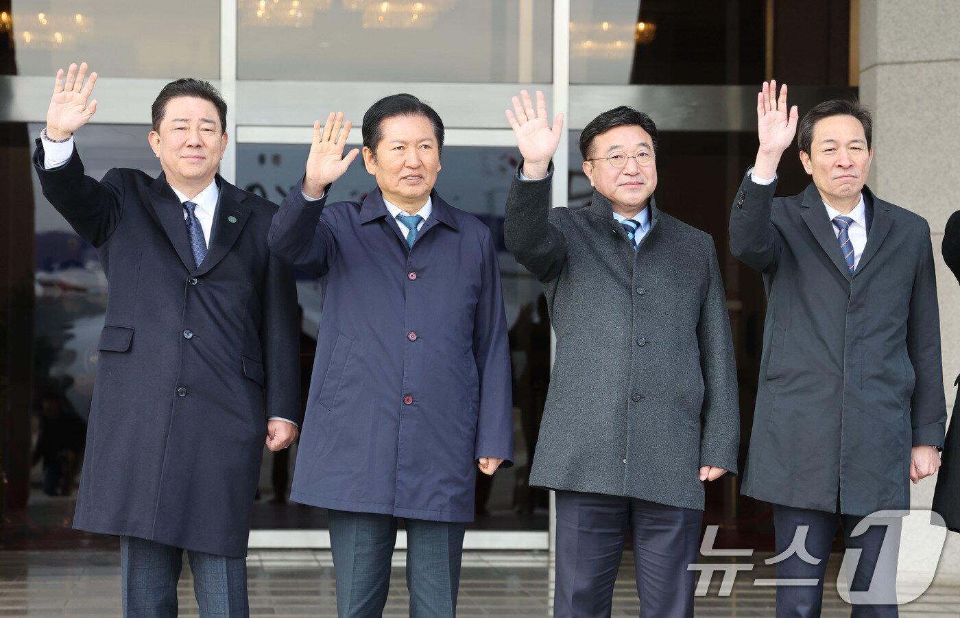 본문 이미지 - 더불어민주당 김병기 원내대표(왼쪽부터), 정청래 대표, 윤호중 행정안전부 장관, 우상호 정무수석이 17일 오전 경기 성남 서울공항에서 주요 20개국(G20) 정상회의 참석을 위해 출국하는 이재명 대통령을 환송하고 있다. 2025.11.17/뉴스1 ⓒ News1 이광호 기자