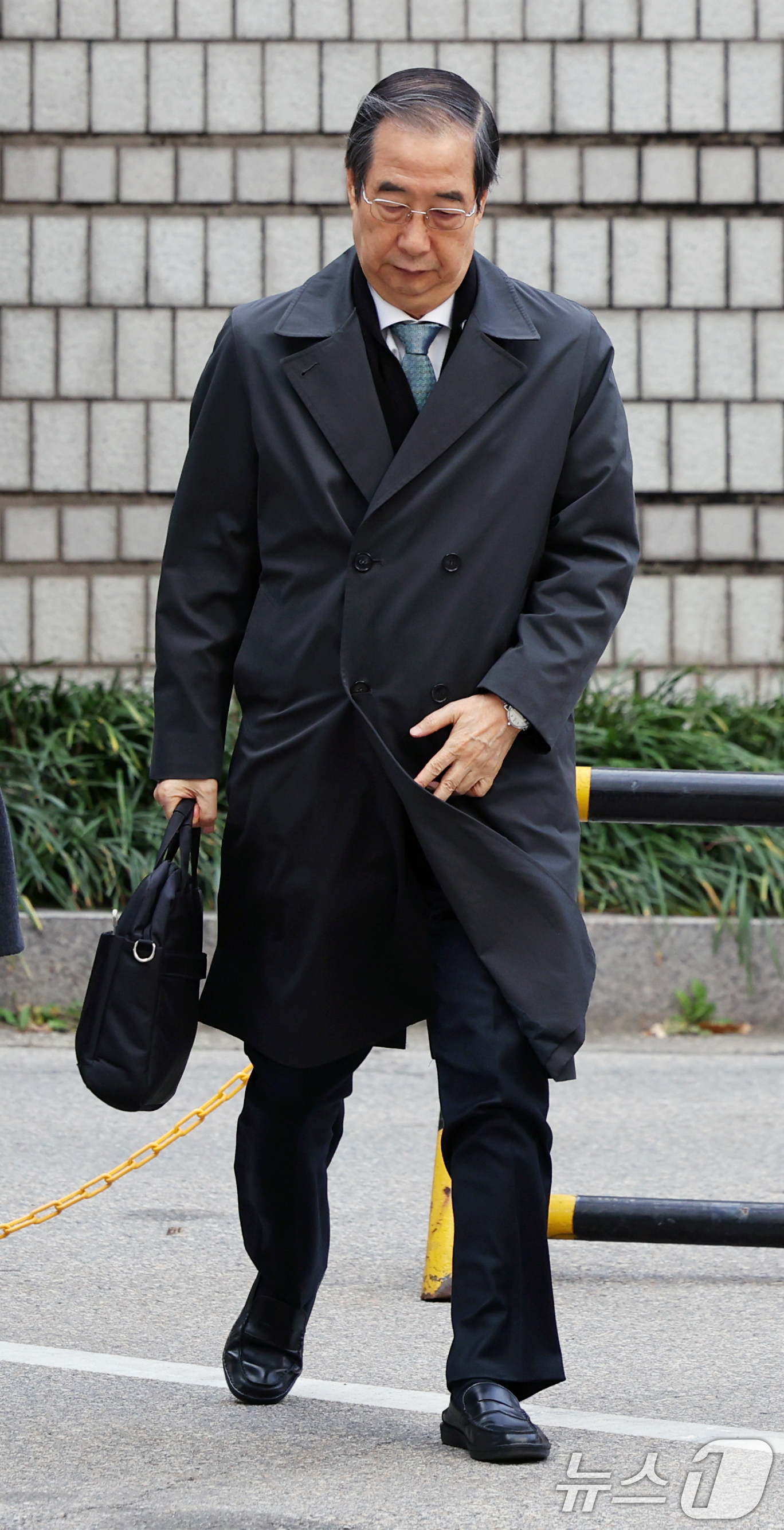 (서울=뉴스1) 황기선 기자 = 윤석열 전 대통령의 12·3 비상계엄을 적극적으로 말리지 않은 혐의로 재판에 넘겨진 한덕수 전 국무총리가 14일 오전 서울 서초구 서울중앙지방법원에 …