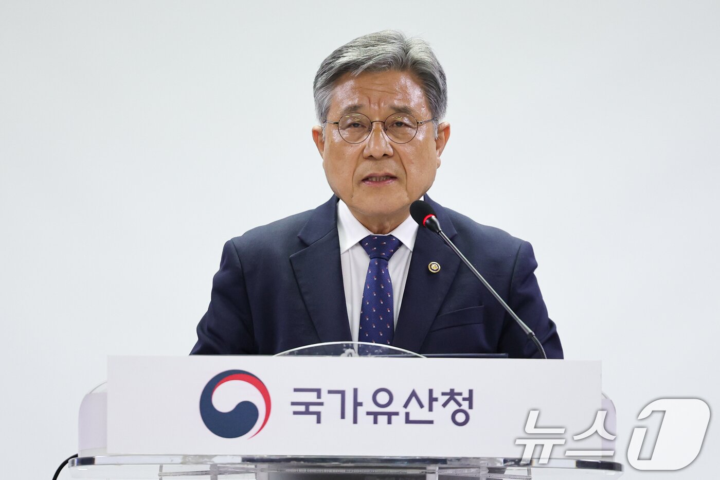 본문 이미지 - 허민 국가유산청장이 17일 오전 서울 종로구 국립고궁박물관에서 유네스코 세계유산 '종묘' 앞 세운재정비촉진계획 관련 입장을 밝히고 있다. 2025.11.17/뉴스1 ⓒ News1 안은나 기자