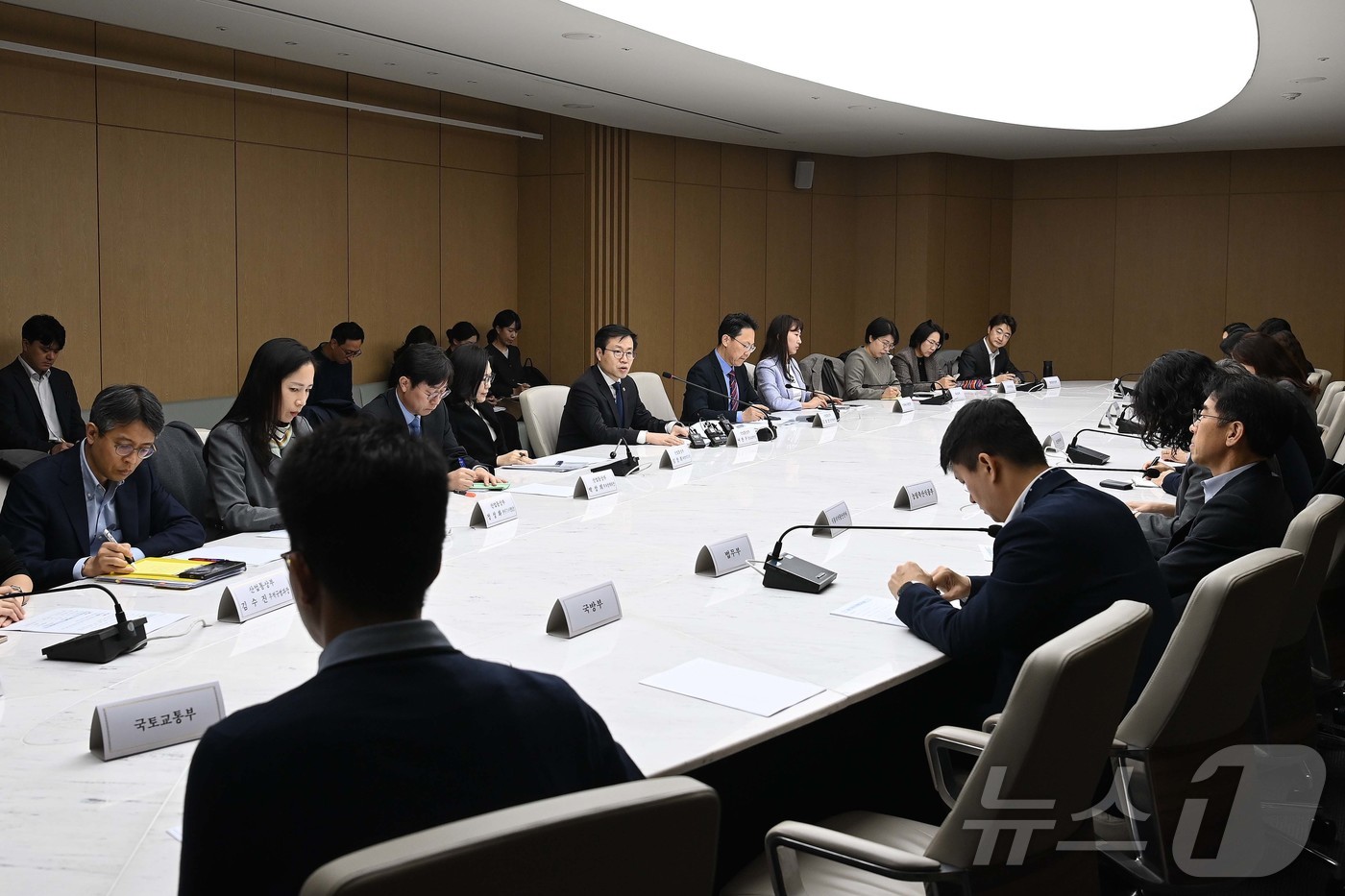 (서울=뉴스1) = 여한구 산업통상부 통상교섭본부장이 17일 오전 서울 중구 대한상공회의소에서 열린 제51차 통상추진위원회를 주재하고 있다. (산업통상자원부 제공. 재판매 및 DB …
