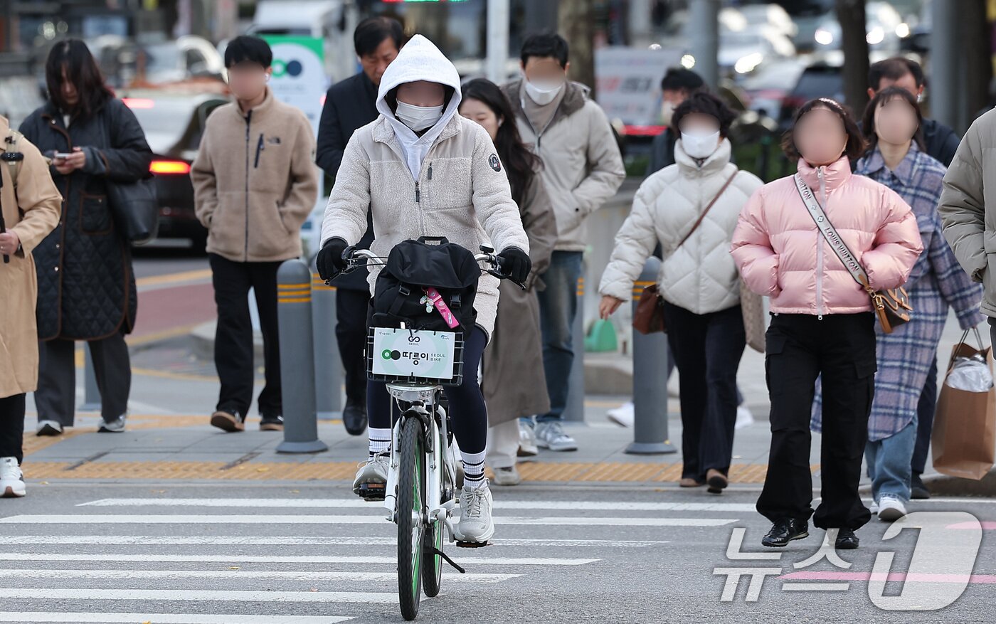 본문 이미지 - 북쪽에서 강한 찬 공기가 밀려들면서 전국 최저기온이 -5도를 밑도는 등 급격한 한파가 찾아온 17일 오전 서울 종로구 광화문네거리에서 시민들이 출근길 발걸음을 서두르고 있다. 2025.11.17/뉴스1 ⓒ News1 김성진 기자