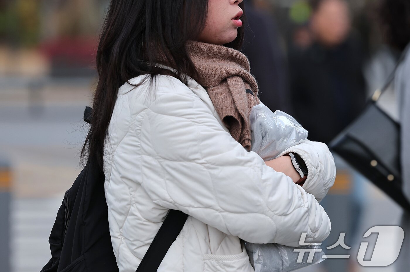 본문 이미지 - 북쪽에서 강한 찬 공기가 밀려들면서 전국 최저기온이 -5도를 밑도는 등 급격한 한파가 찾아온 17일 오전 서울 종로구 광화문네거리에서 시민들이 출근길 발걸음을 서두르고 있다. 2025.11.17/뉴스1 ⓒ News1 김성진 기자