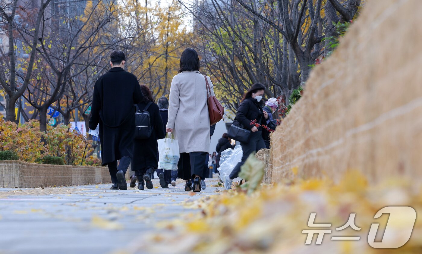 본문 이미지 - 북쪽에서 강한 찬 공기가 밀려들면서 전국 최저기온이 -5도를 밑도는 등 급격한 한파가 찾아온 17일 오전 서울 종로구 광화문네거리에서 시민들이 출근길 발걸음을 서두르고 있다. 2025.11.17/뉴스1 ⓒ News1 김성진 기자